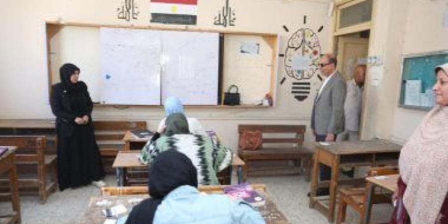 محافظ المنيا يتفقد عددًا من اللجان ويوجه بتوفير الأجواء المناسبة للطلاب
