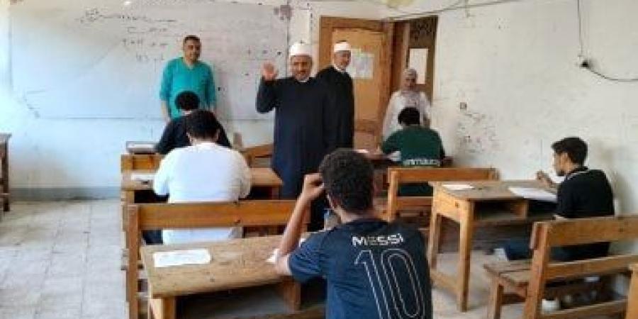 رئيس المنطقة يتابع امتحانات الثانوية الأزهرية للقسم العلمي بالإسماعيلية