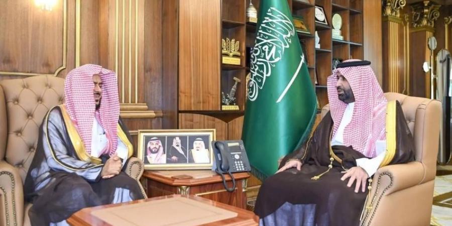 أمير منطقة جازان يستقبل عضو المحكمة العليا رئيس محكمة الاستئناف بجازان سابقًا