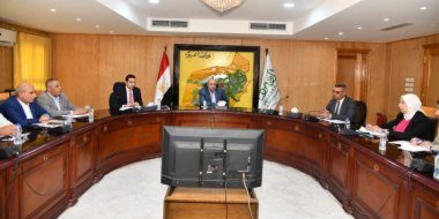 محافظ الفيوم يتابع الموقف التنفيذى لمشروعات القرض الأوروبى