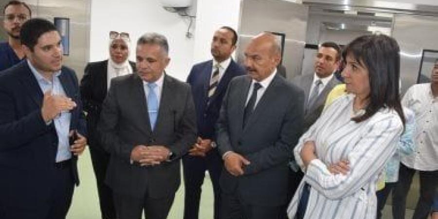 محافظ السويس ونبيلة مكرم يتفقدان مستشفى السويس الجامعى استعدادًا لافتتاحه