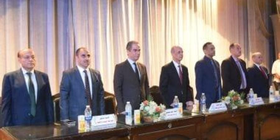 رئيس جامعة بني سويف يشهد حفل تخرج الدفعة العاشرة لكلية السياسة والاقتصاد