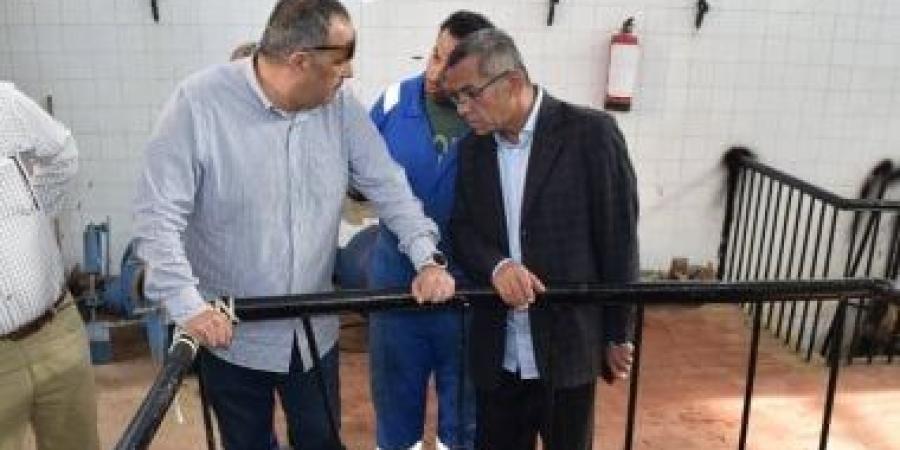 رئيس مياه القناة يجري جولة مفاجئة على المحطات لمتابعة انتظام العمل